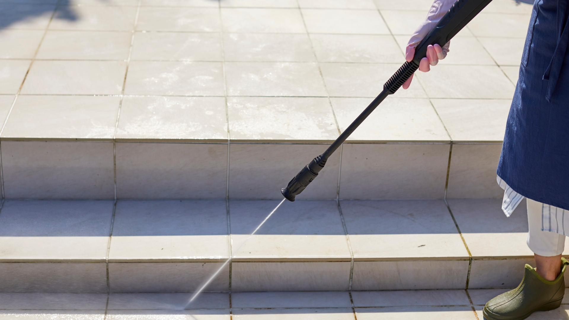 Featured image for “Soft Washing vs. Pressure Washing: Which is Safe for Your Home’s Siding?”
