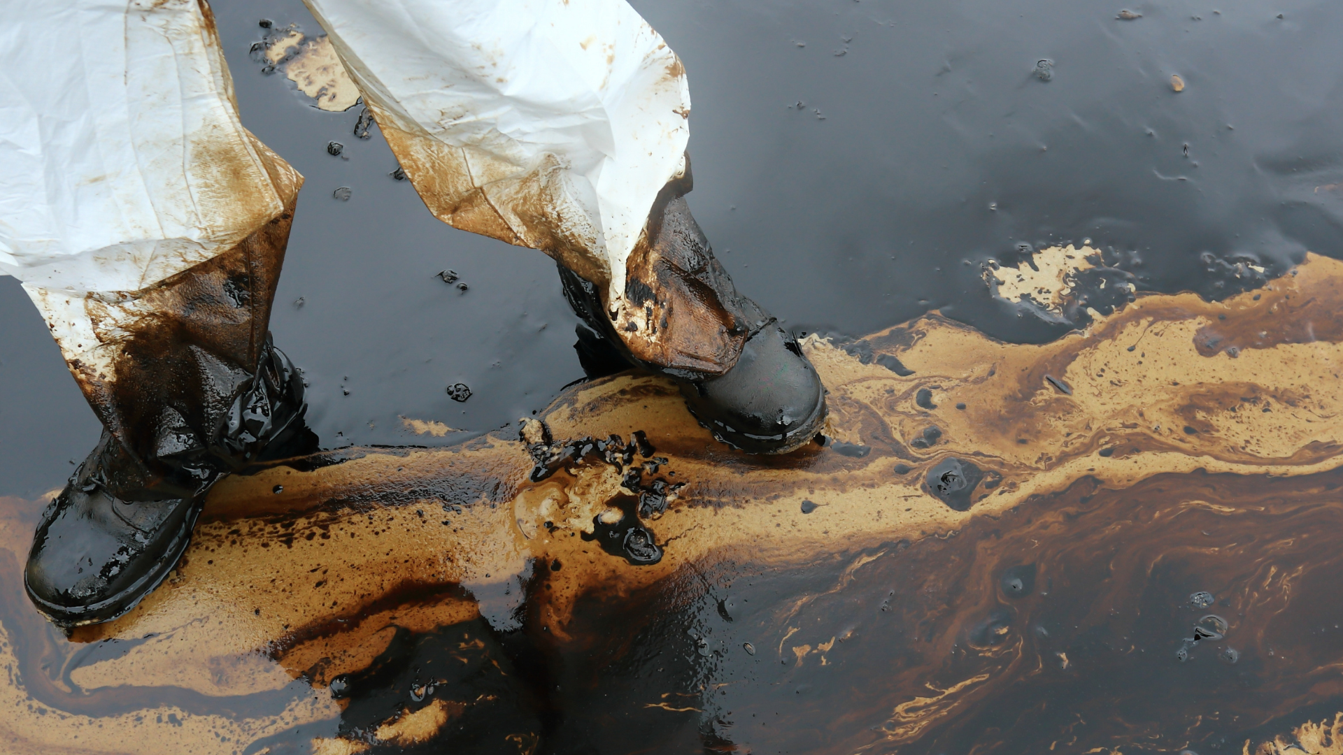 Featured image for “The Best Way to Remove Oil Stains From Your Driveway Safely”